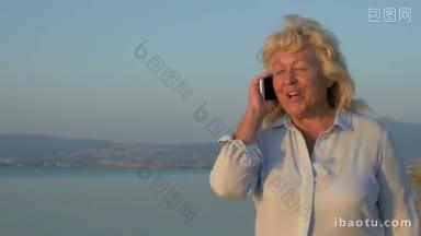 在希腊的海滨城市佩雷亚，一位成年女子正在走路，她正在打电话